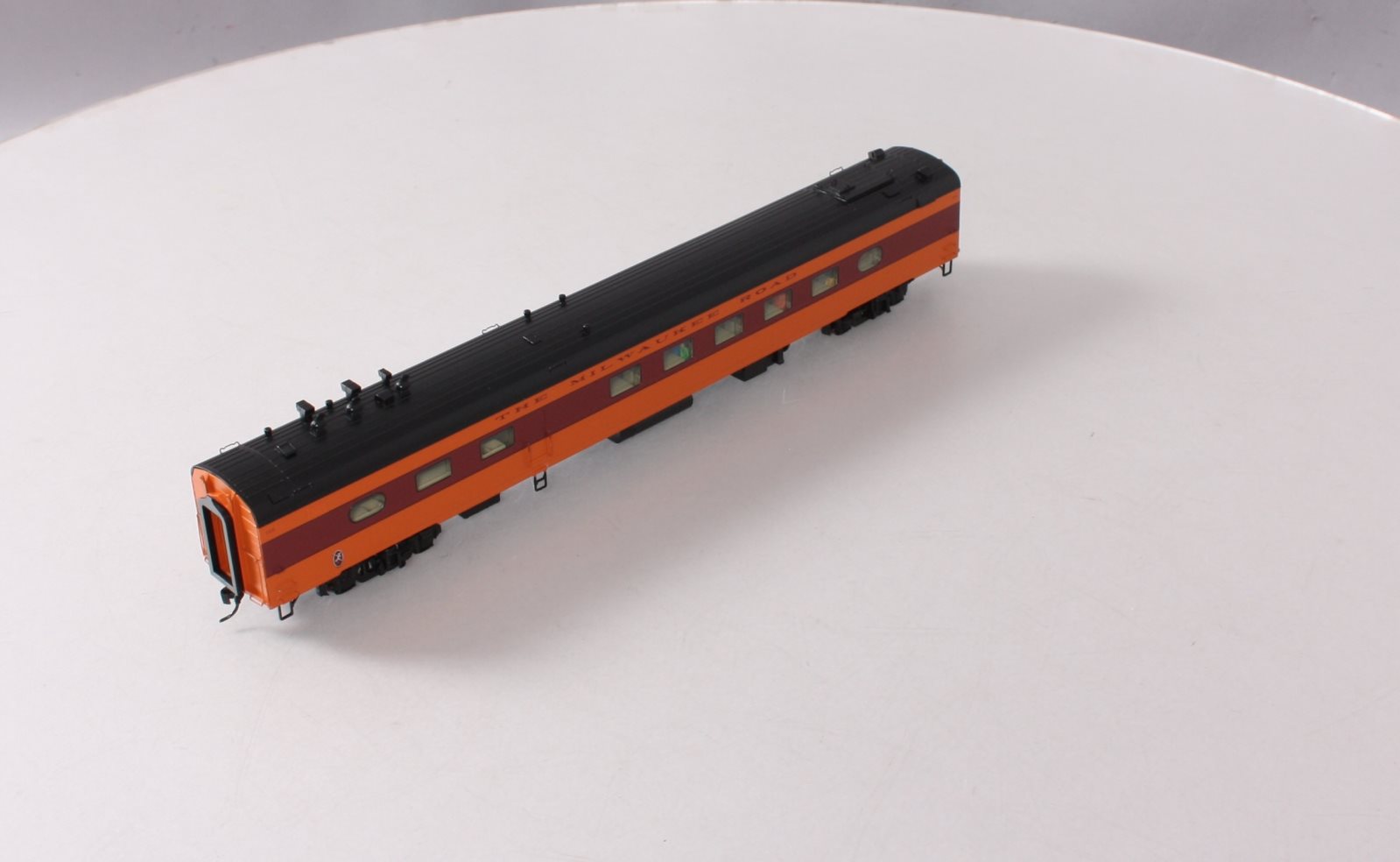 Walthers 920-9104 HO Milwaukee Road 85' 48-Seat Diner #125