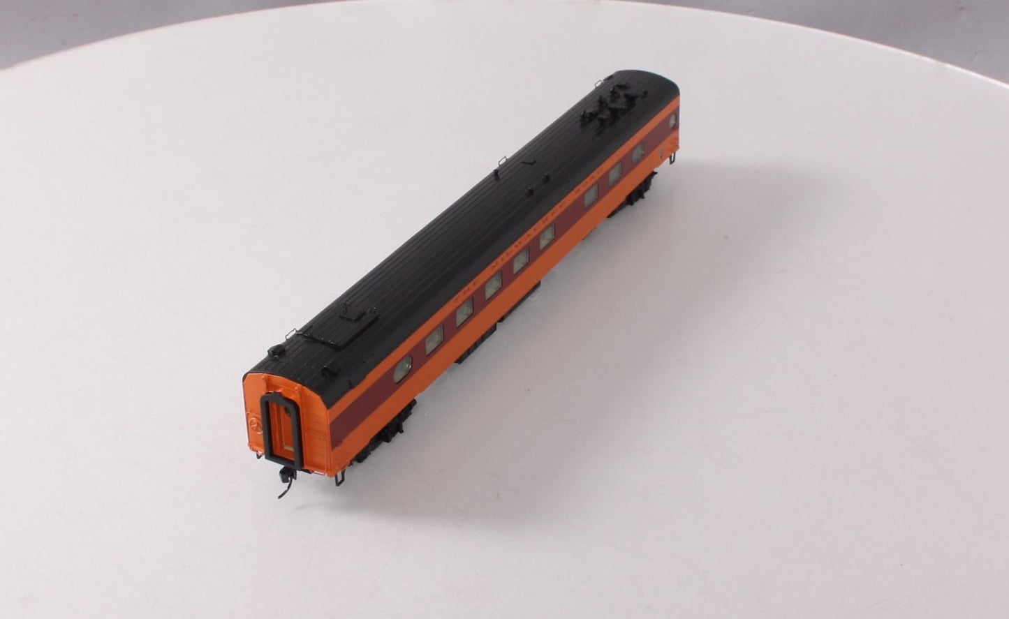 Walthers 920-9084 HO Scale Milwaukee Road 85' 48-Seat Diner