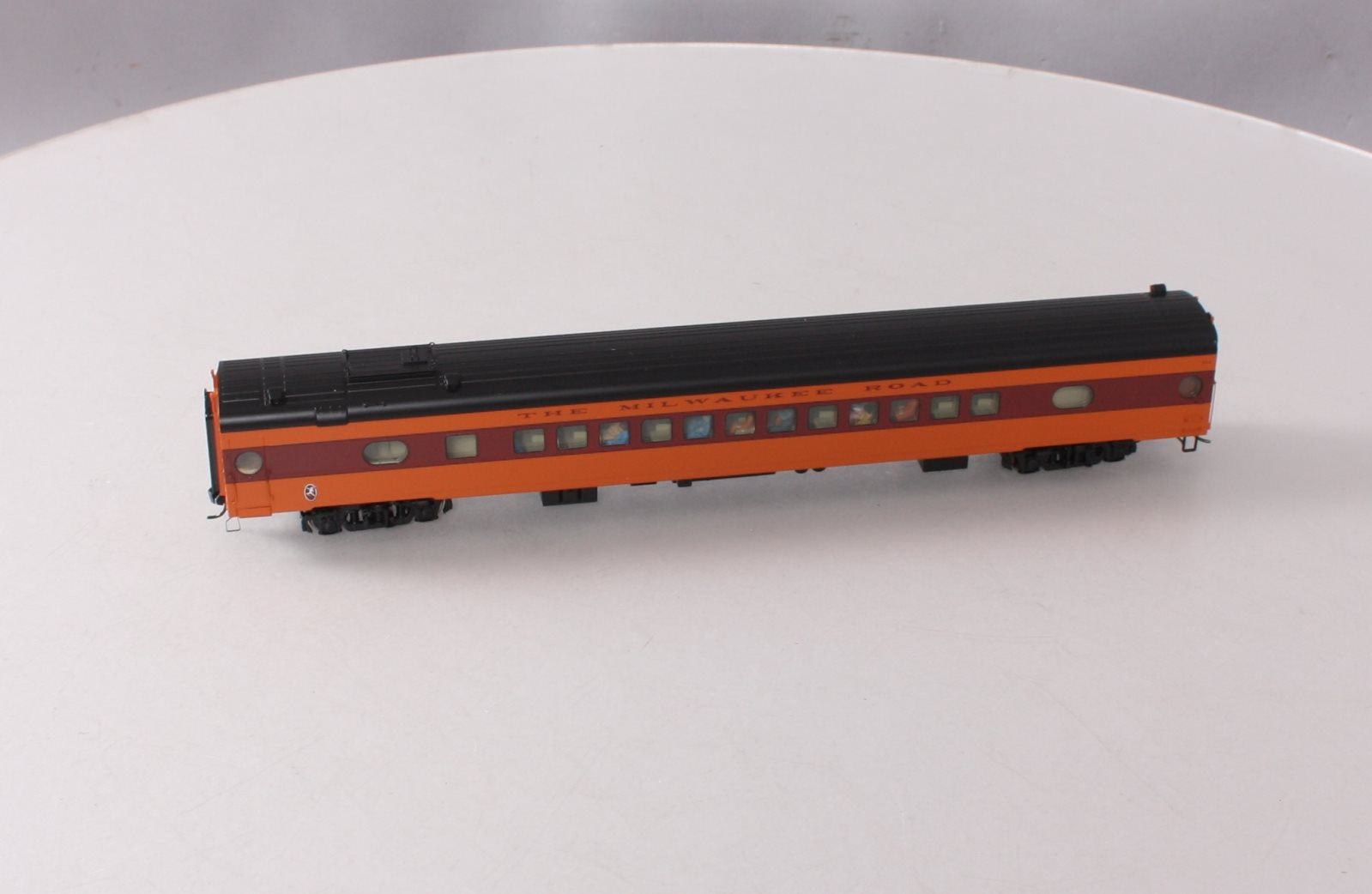 Walthers 920-9111 HO Milwaukee Road 85' 52-Seat Coach #544