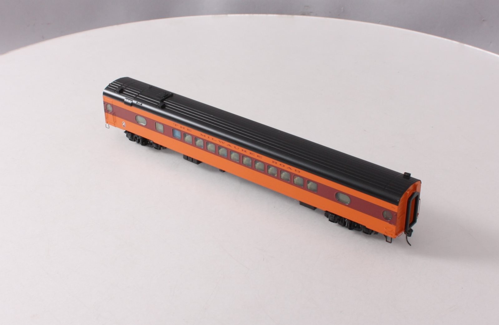 Walthers 920-9111 HO Milwaukee Road 85' 52-Seat Coach #544
