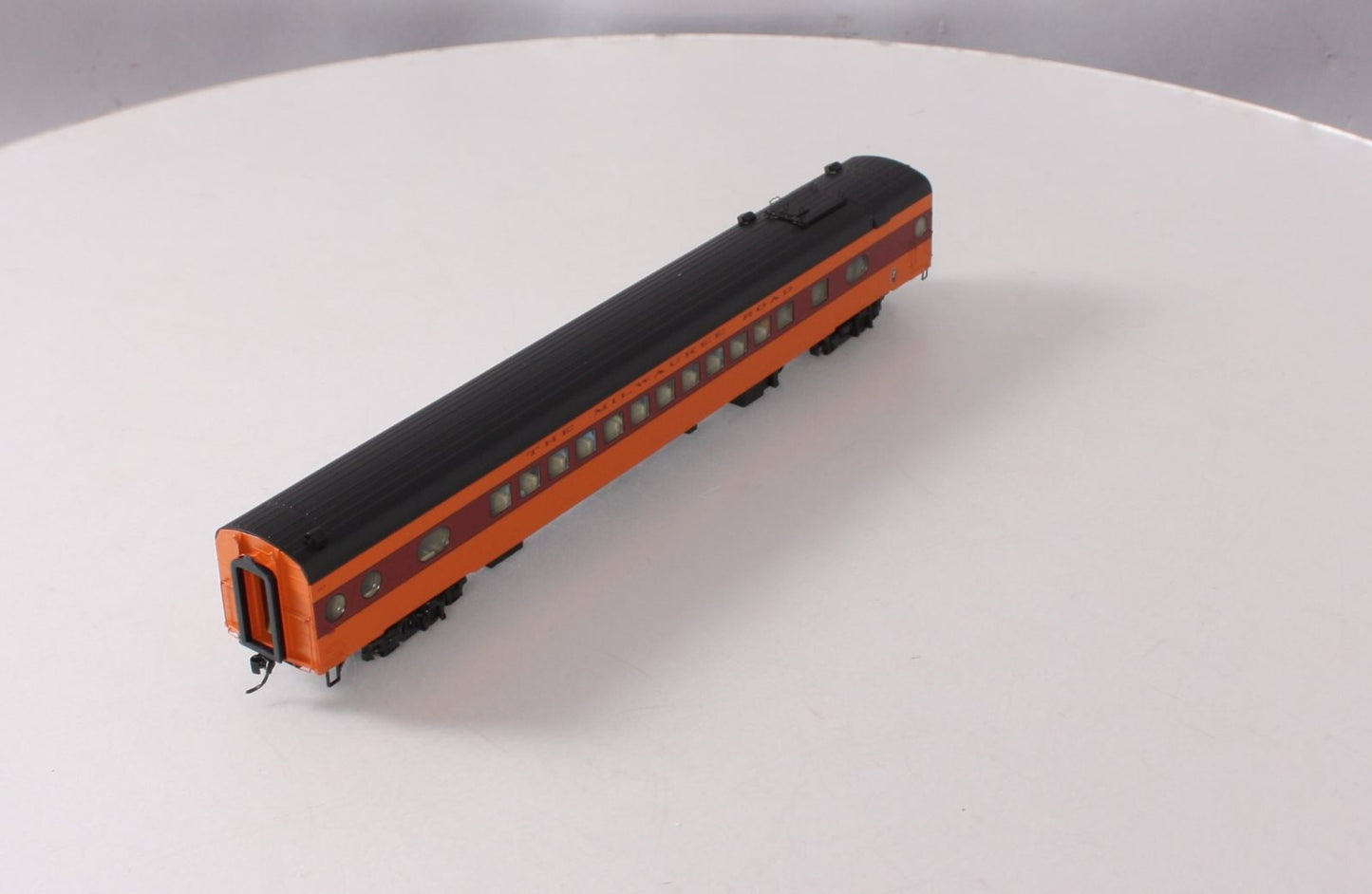 Walthers 920-9111 HO Milwaukee Road 85' 52-Seat Coach #544