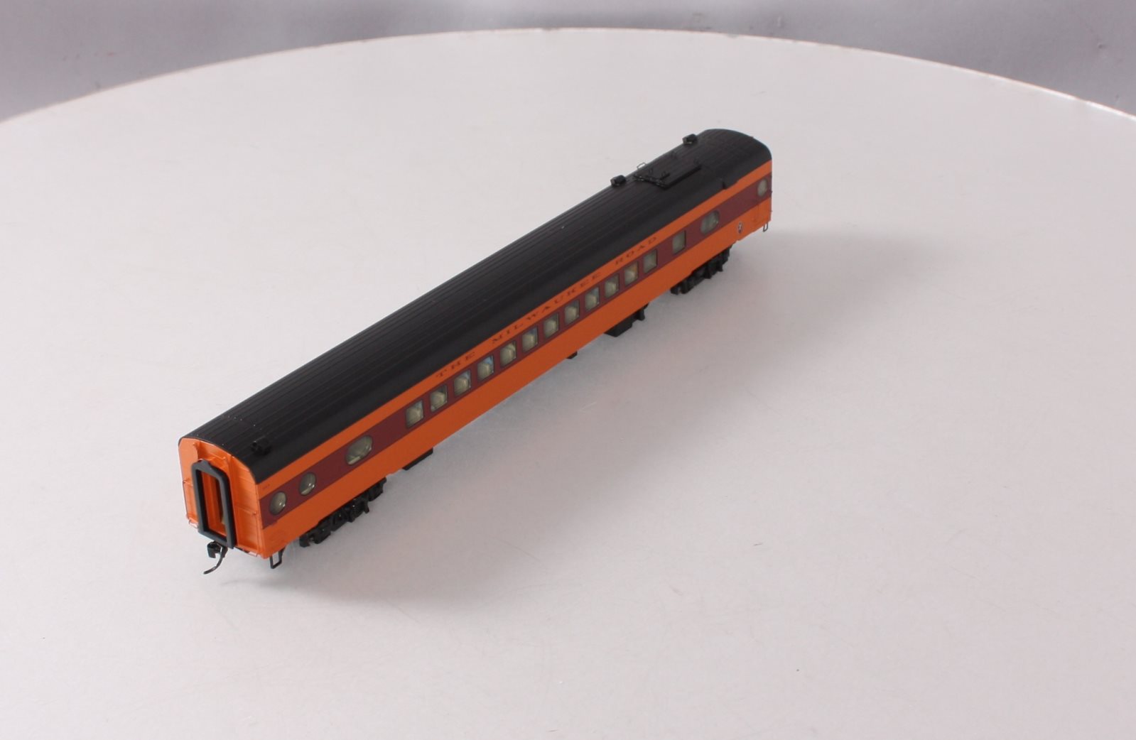 Walthers 920-9111 HO Milwaukee Road 85' 52-Seat Coach #544