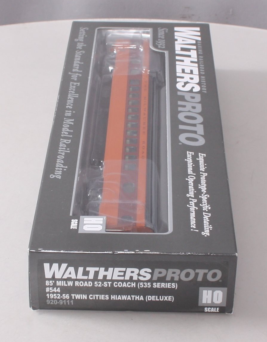 Walthers 920-9111 HO Milwaukee Road 85' 52-Seat Coach #544