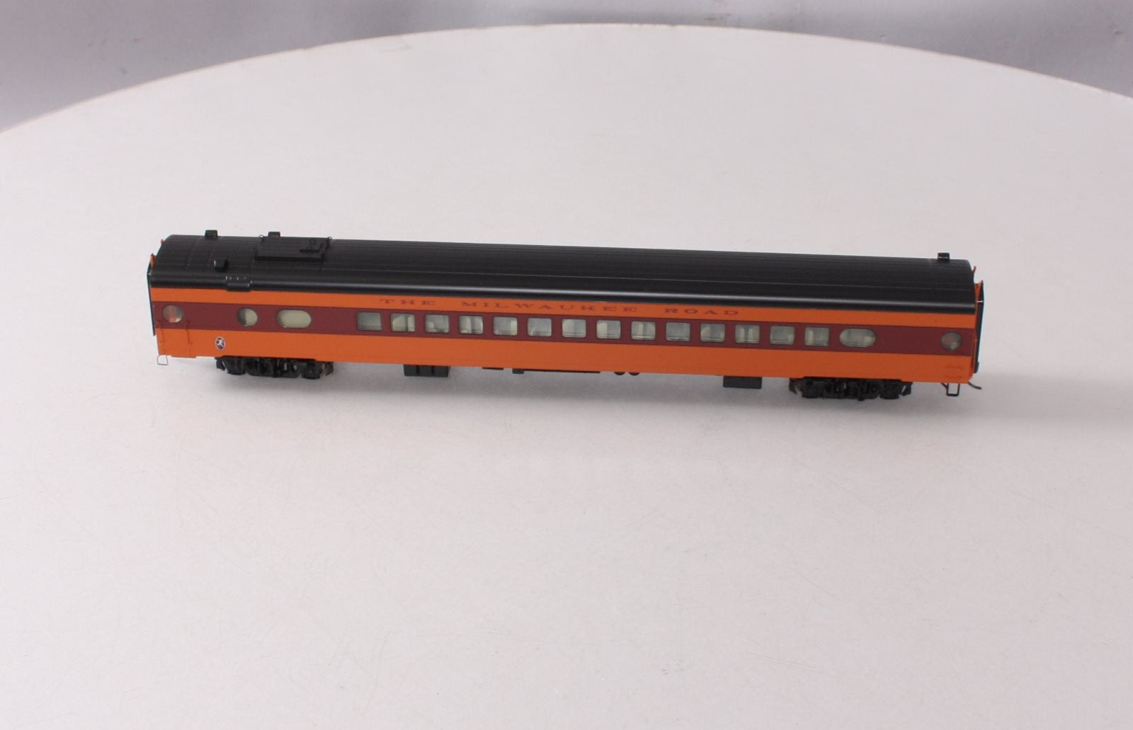 Walthers 920-9087 HO Milwaukee 85' Milwaukee Road 30-Seat Parlor Car