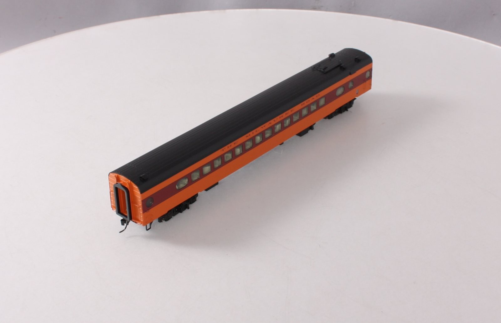 Walthers 920-9087 HO Milwaukee 85' Milwaukee Road 30-Seat Parlor Car