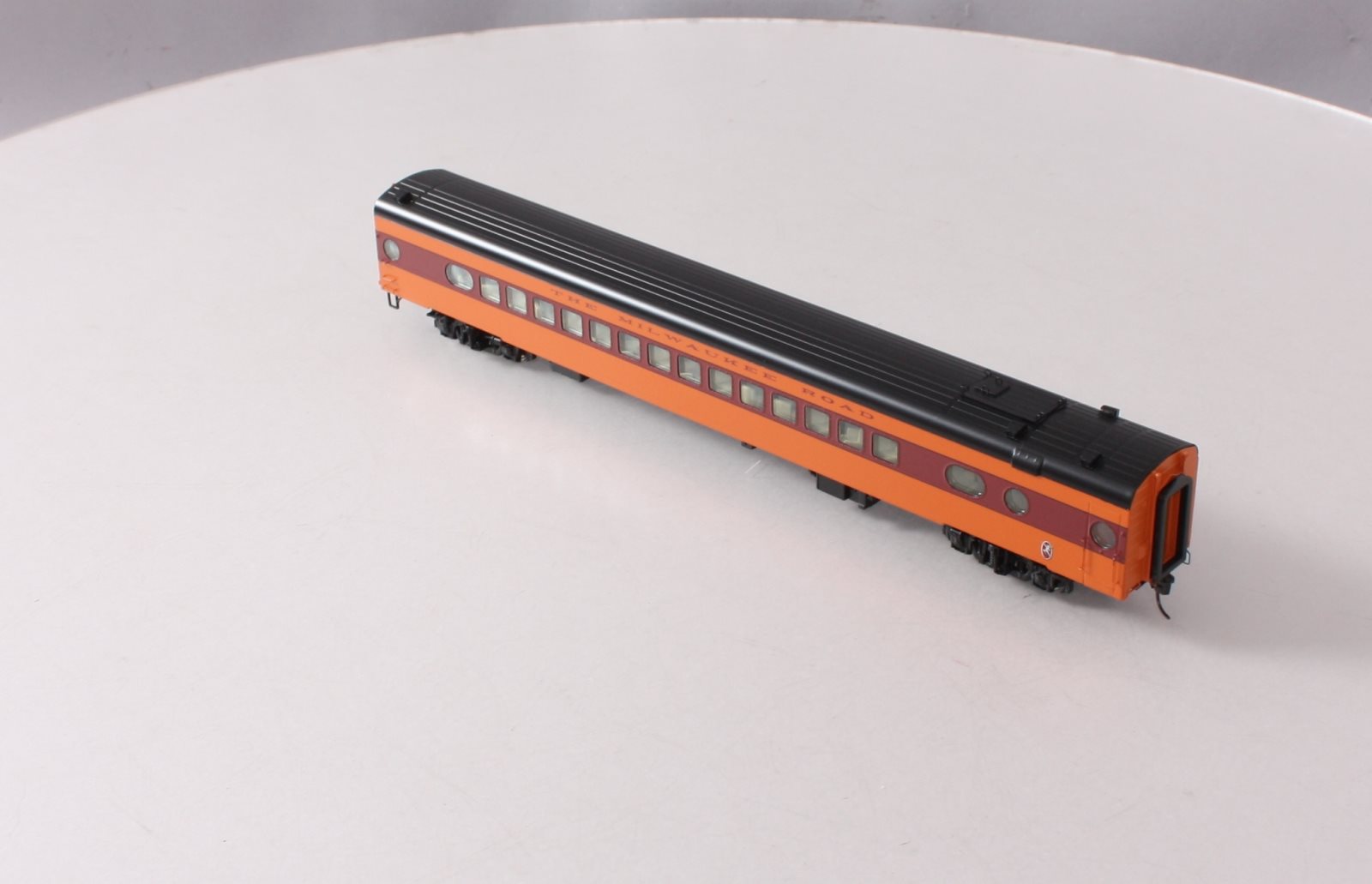Walthers 920-9087 HO Milwaukee 85' Milwaukee Road 30-Seat Parlor Car