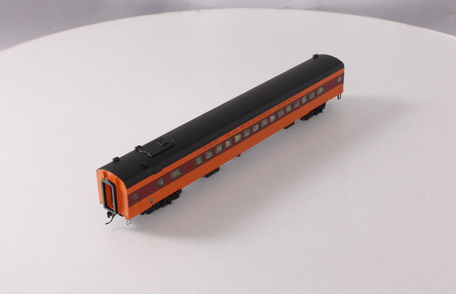Walthers 920-9087 HO Milwaukee 85' Milwaukee Road 30-Seat Parlor Car