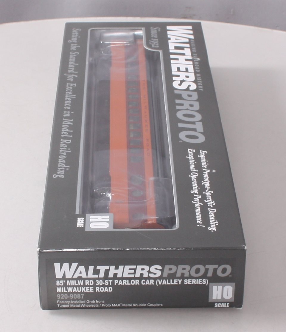 Walthers 920-9087 HO Milwaukee 85' Milwaukee Road 30-Seat Parlor Car