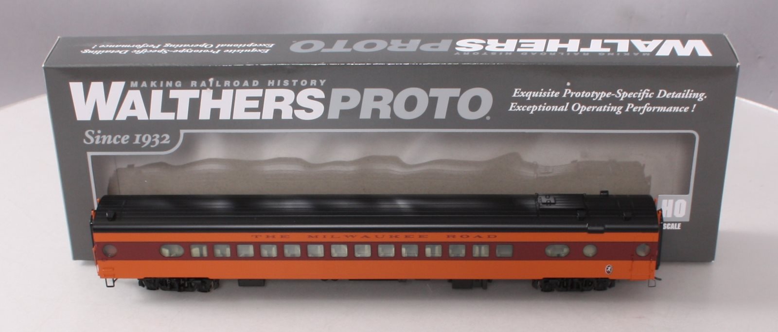 Walthers 920-9087 HO Milwaukee 85' Milwaukee Road 30-Seat Parlor Car