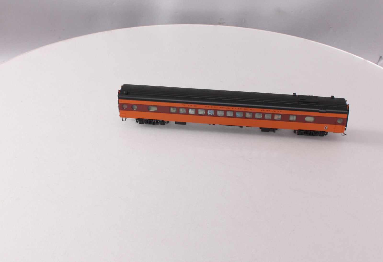 Walthers 920-9103 HO Milwaukee Road 85' 52-Seat Coach #539