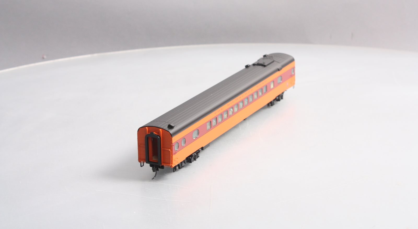 Walthers 920-9102 HO Milwaukee Road 85' 52-Seat Coach #506