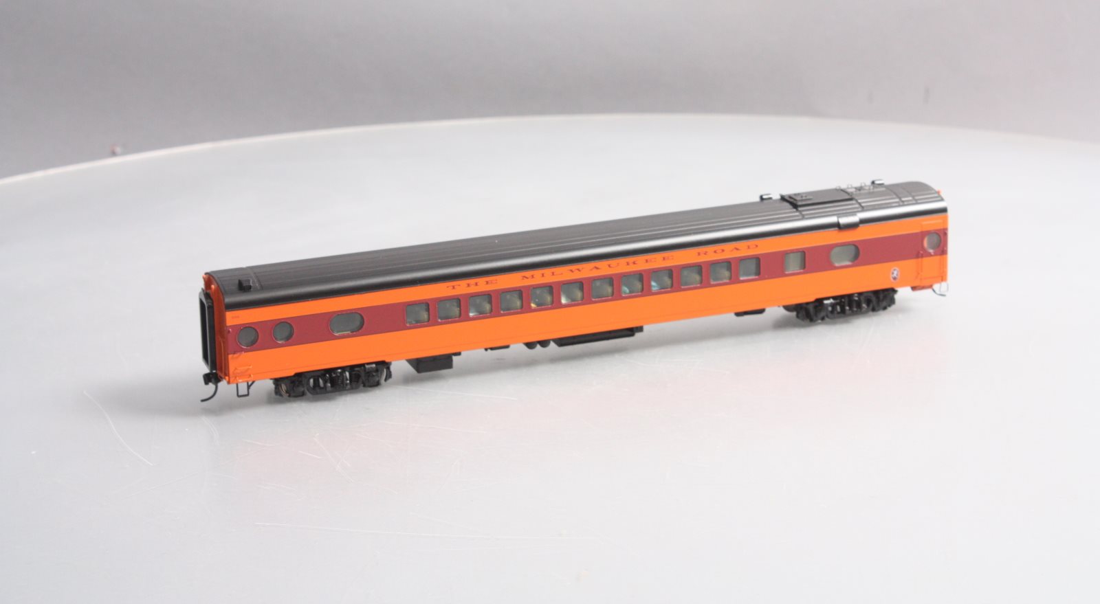 Walthers 920-9102 HO Milwaukee Road 85' 52-Seat Coach #506