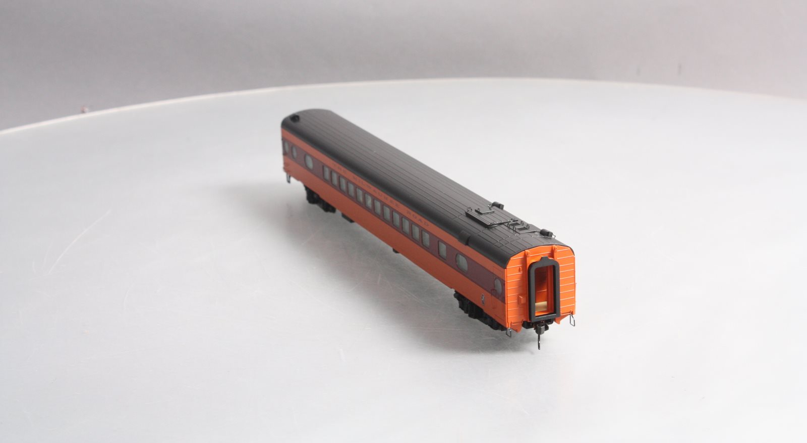 Walthers 920-9102 HO Milwaukee Road 85' 52-Seat Coach #506
