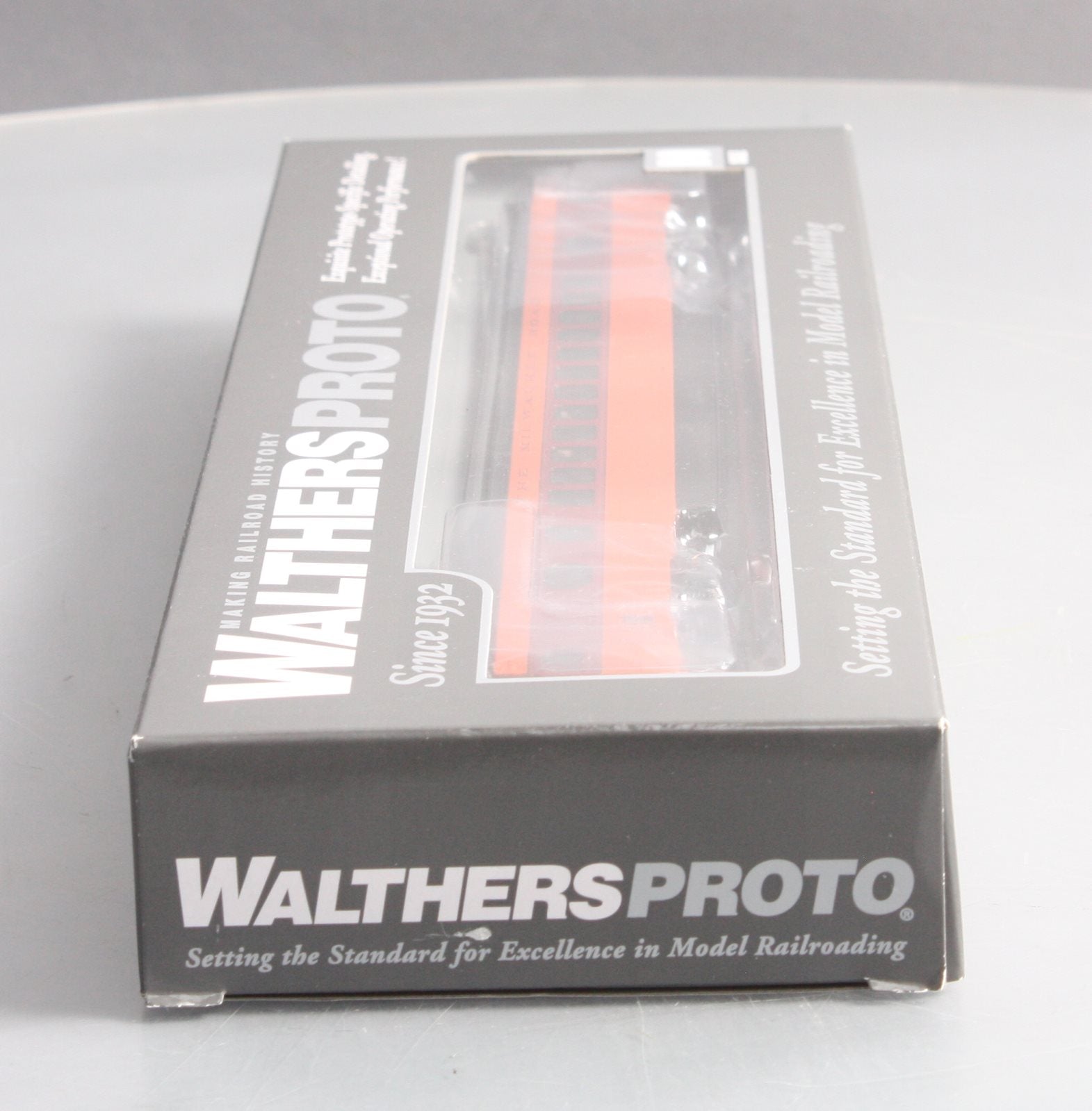 Walthers 920-9102 HO Milwaukee Road 85' 52-Seat Coach #506