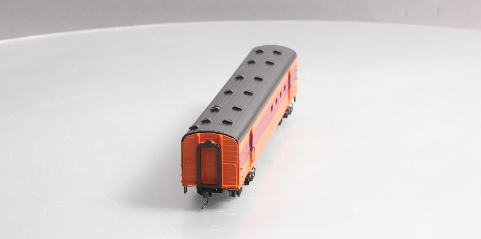 Walthers 920-9100 HO Milwaukee Road 63' Railway Post Office #2153