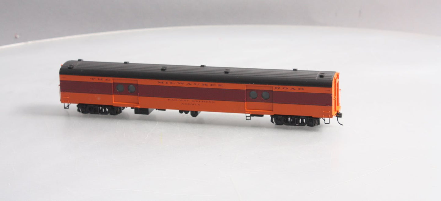 Walthers 920-9101 HO Milwaukee Road 75' Express Car #1325