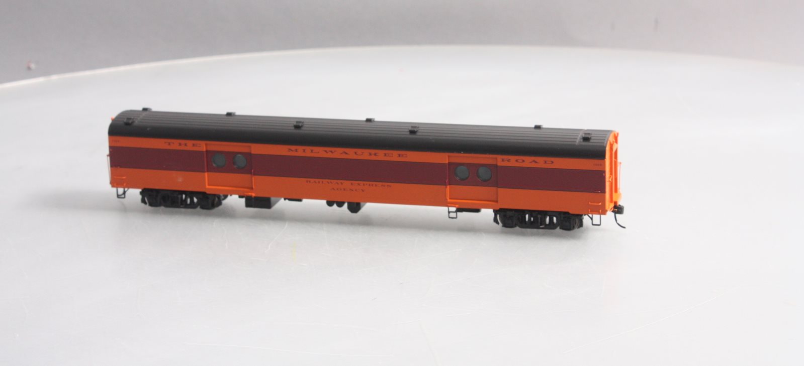 Walthers 920-9101 HO Milwaukee Road 75' Express Car #1325