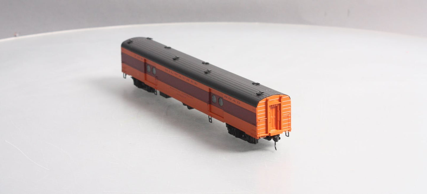 Walthers 920-9101 HO Milwaukee Road 75' Express Car #1325