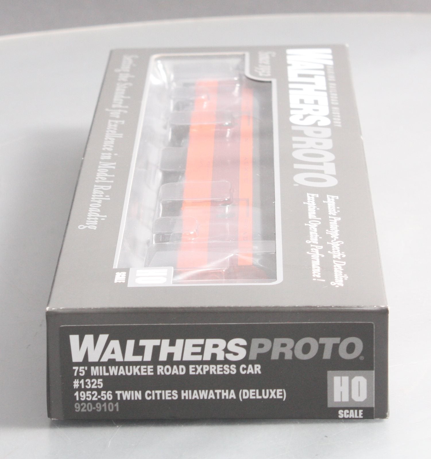 Walthers 920-9101 HO Milwaukee Road 75' Express Car #1325
