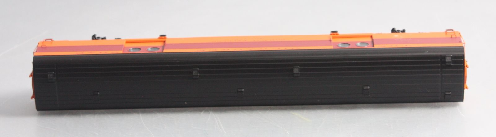Walthers 920-9101 HO Milwaukee Road 75' Express Car #1325