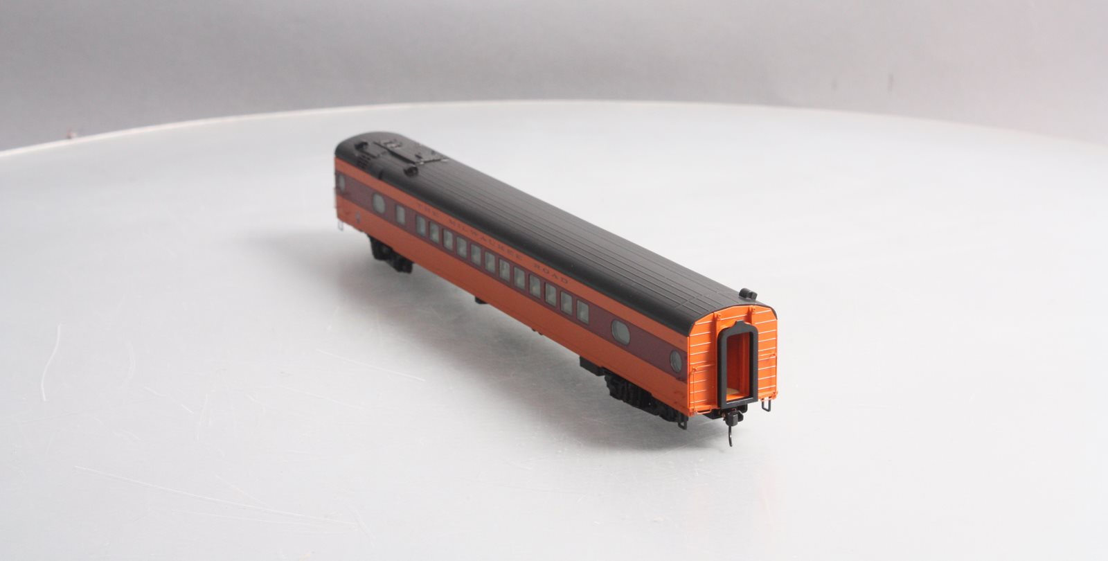 Walthers 920-9110 HO Milwaukee Road 85' 52-Seat Coach #511