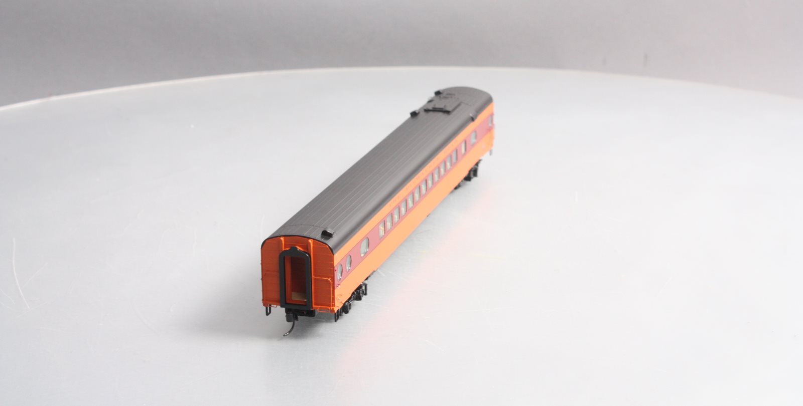 Walthers 920-9110 HO Milwaukee Road 85' 52-Seat Coach #511