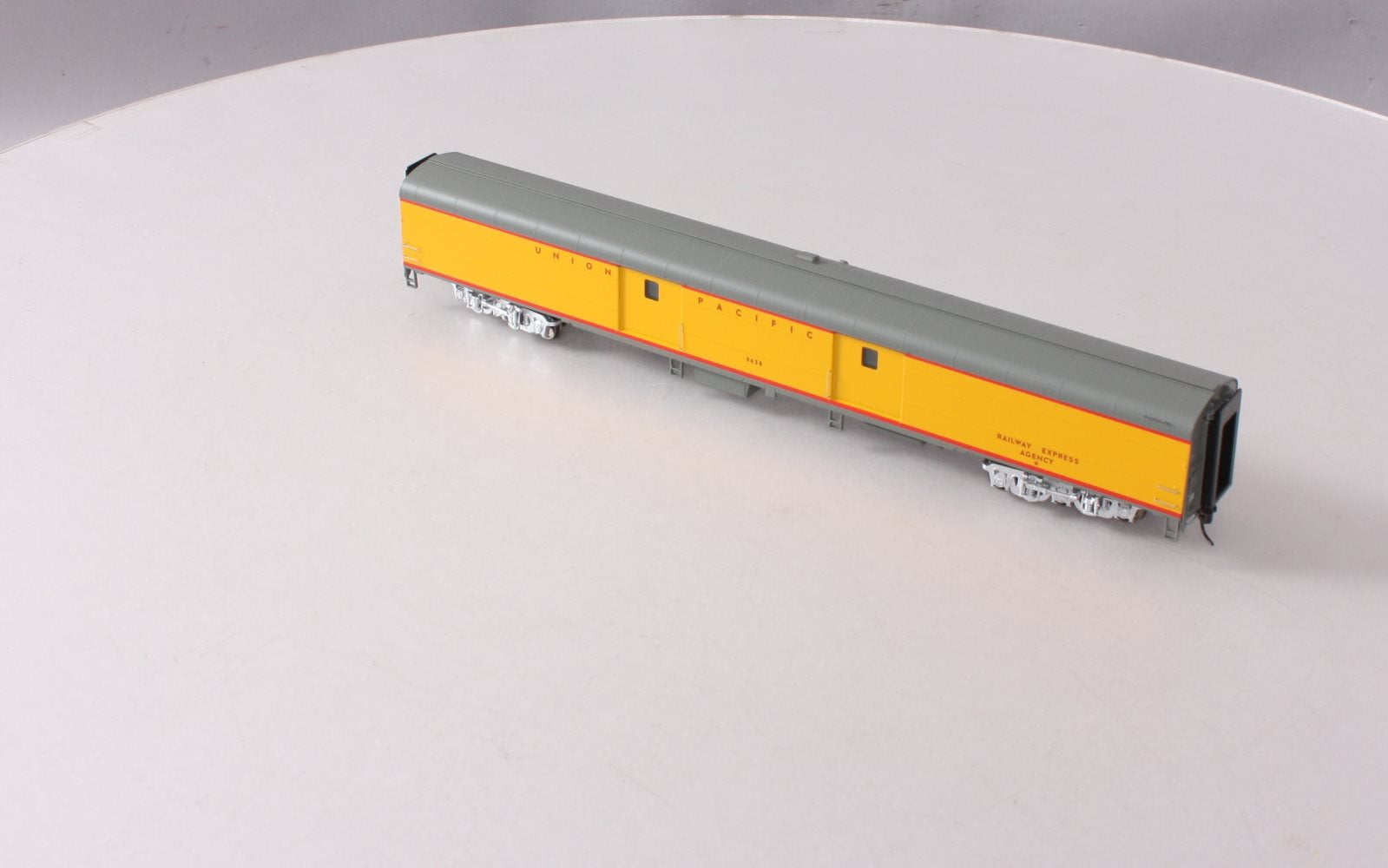 Walthers 920-9560 HO Union Pacific 85' ACF Baggage Car #5638