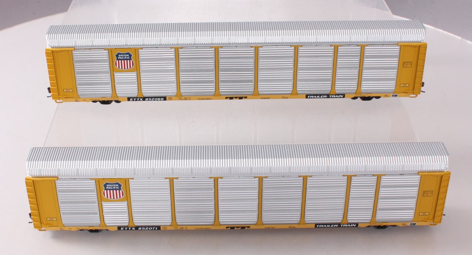 Walthers 932-24852 HO UP Thrall 89' Tri-Level Auto Carriers (Set of 2)