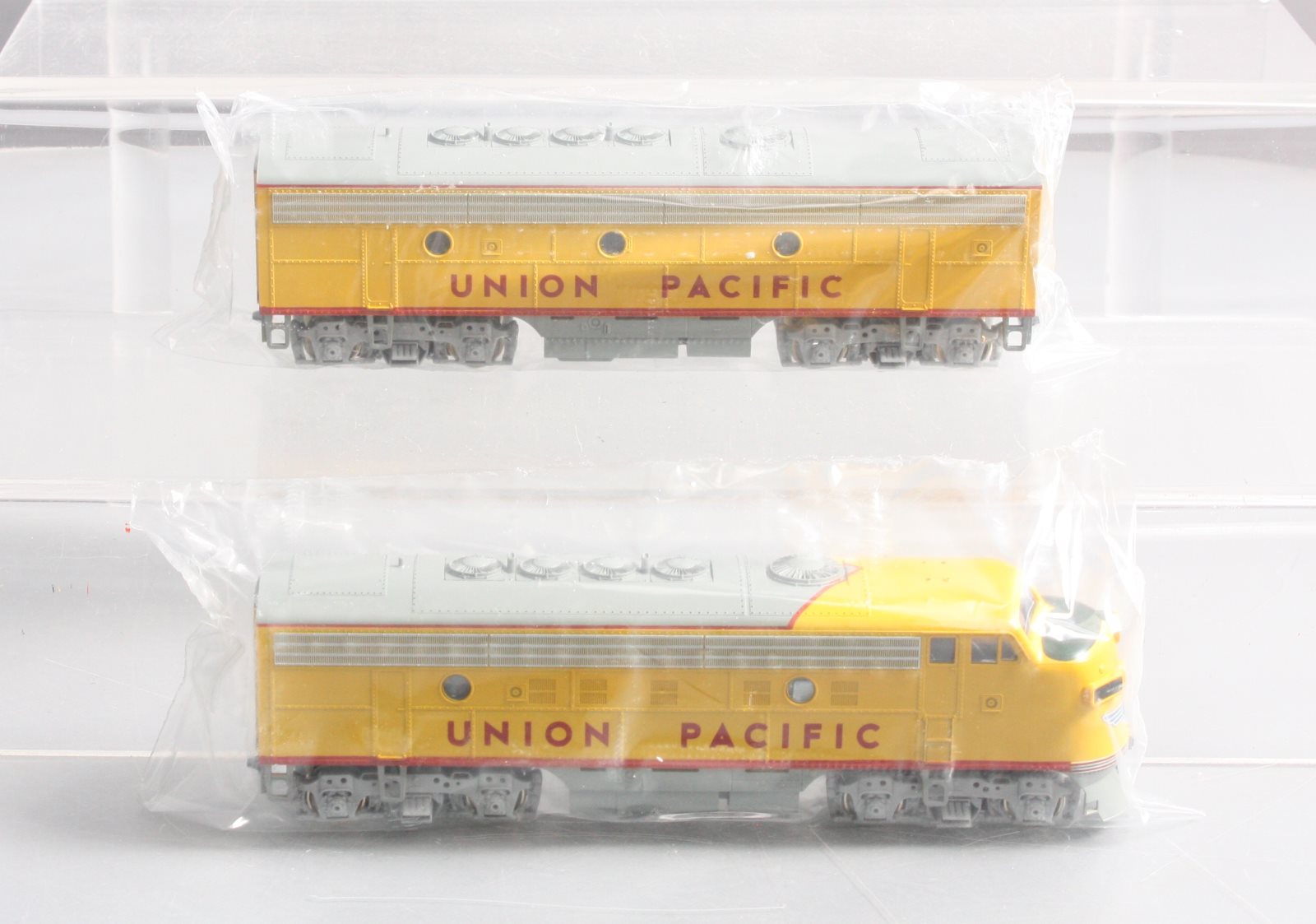 Stewart 5916 HO Union Pacific Double Headlight EMD F9 A/B Diesel Locomotive Set
