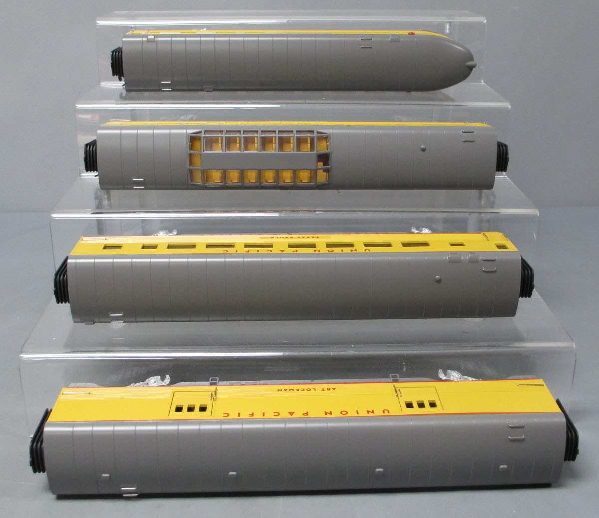 MTH 30-68140 O Union Pacific 60' Streamlined Passenger Car Set (Set of 4)