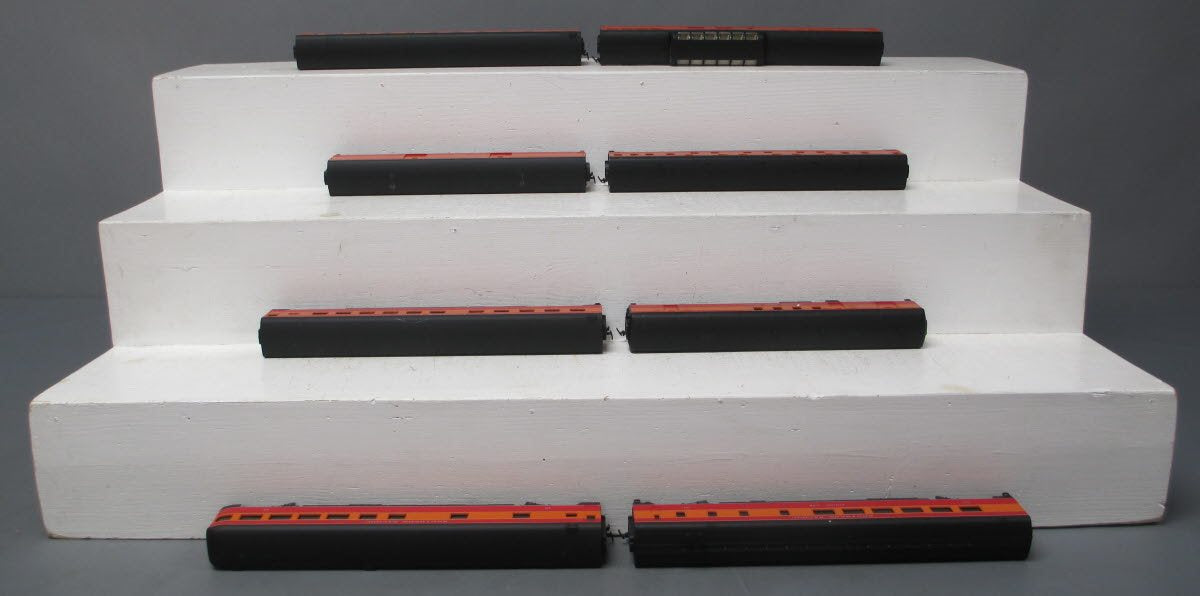 IHC 9146 HO Scale Southern Pacific 1930 Daylight 8-Car Passenger Set