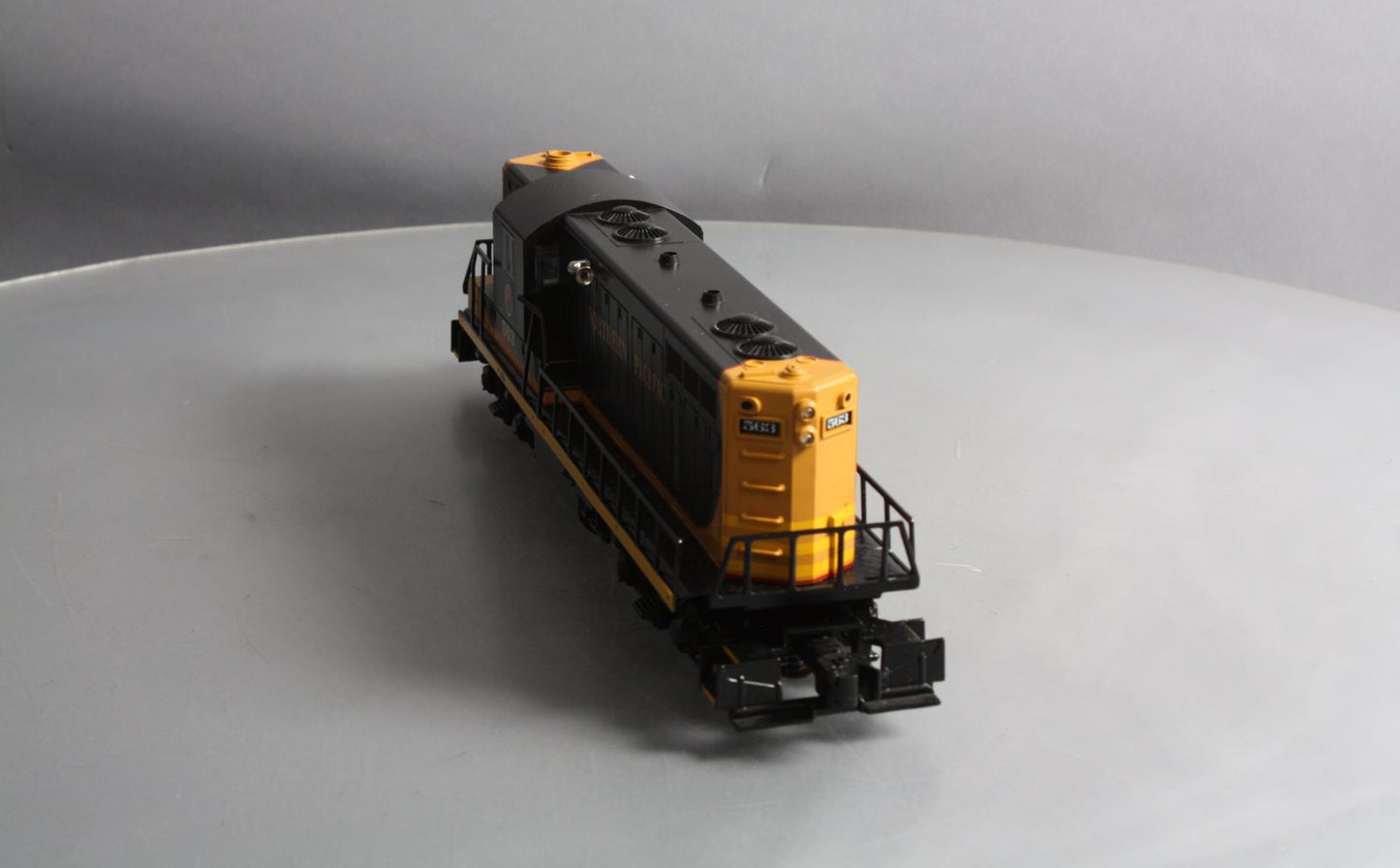 Lionel 6-38824 Northern Pacific LionChief Plus GP7 Diesel Locomotive #563