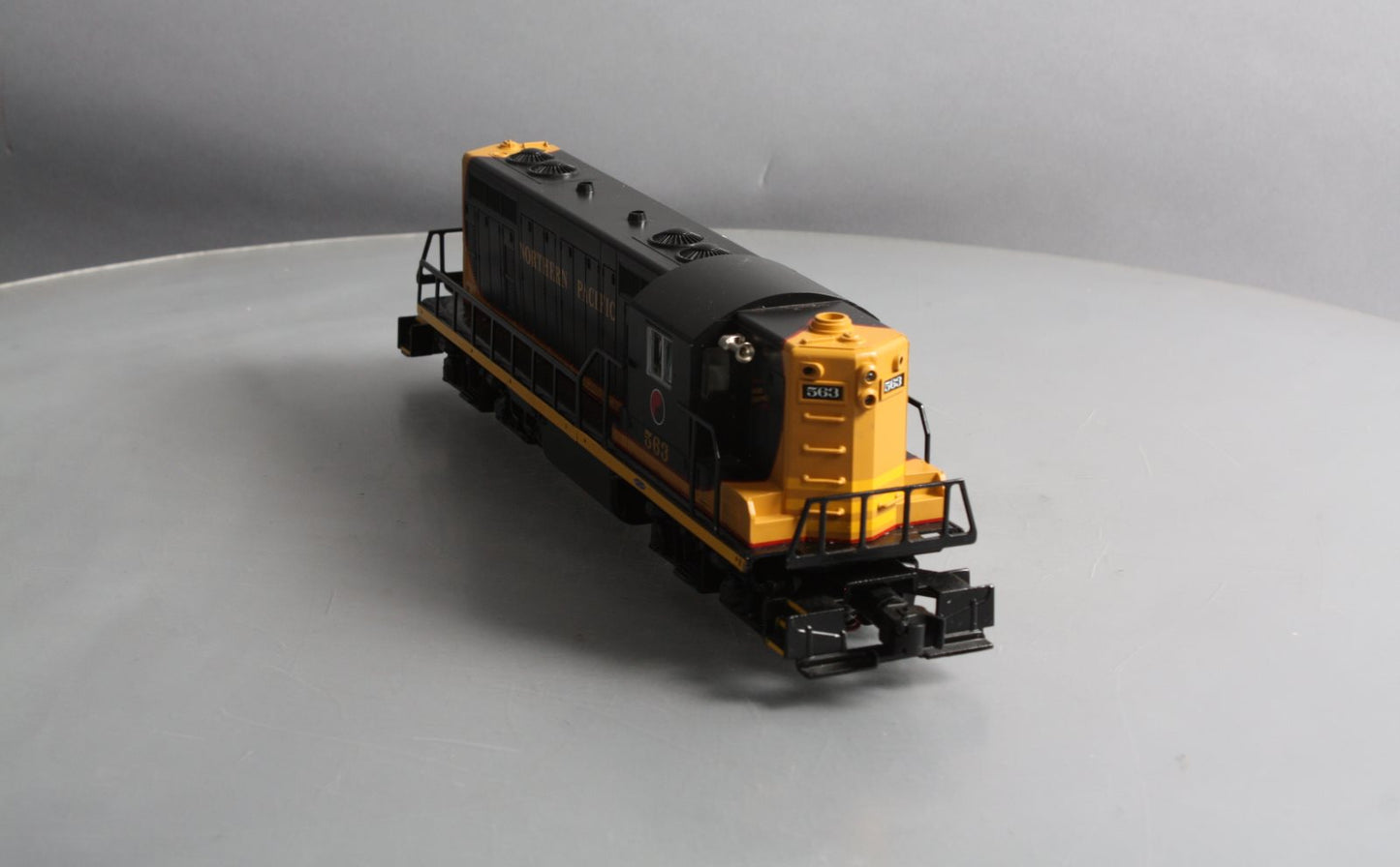 Lionel 6-38824 Northern Pacific LionChief Plus GP7 Diesel Locomotive #563