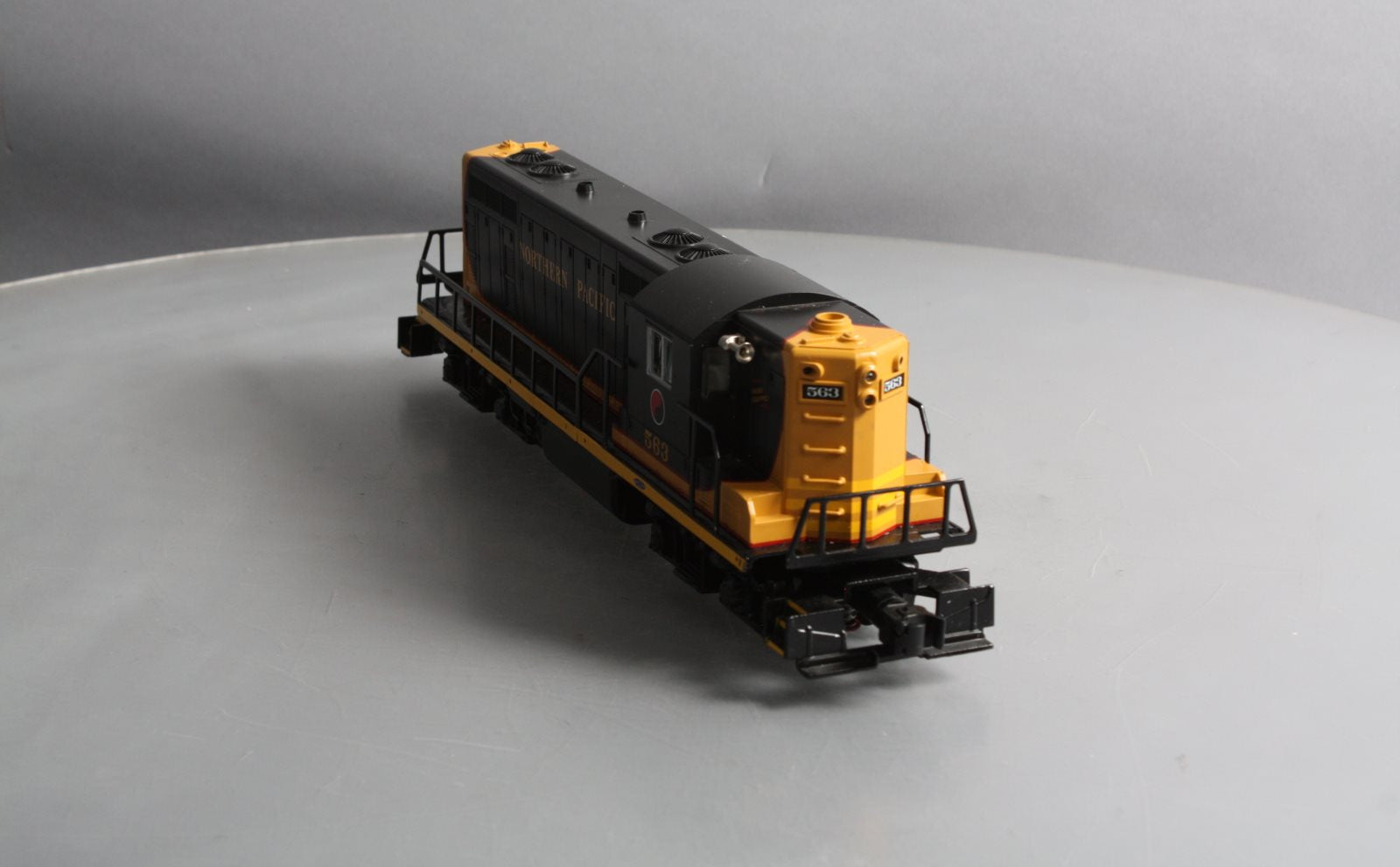 Lionel 6-38824 Northern Pacific LionChief Plus GP7 Diesel Locomotive #563