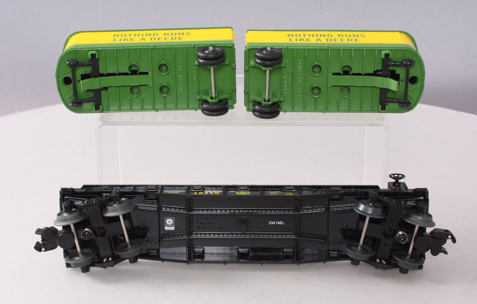 Lionel 1928350 O Gauge John Deere Flatcar w/ Piggyback Trailers