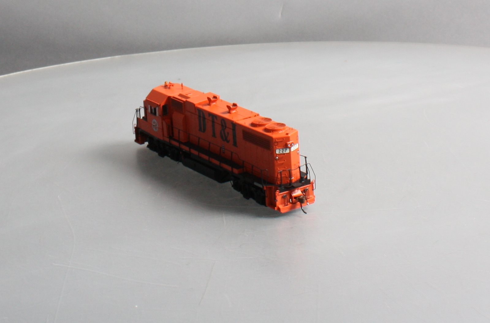 Athearn G65415 HO DT&I GP38-2 Phase 1A Diesel Locomotive w/DCC & Sound #227