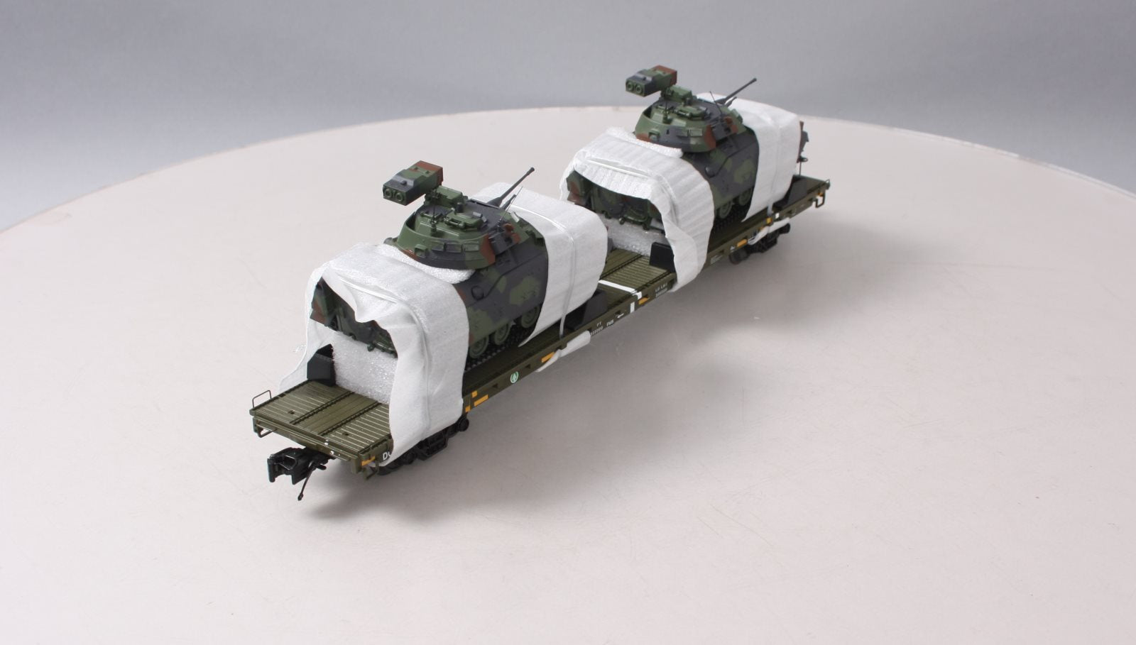 MTH 20-95426 O U.S. Army 60' Flat Car w/(2) Bradley Fighting Vehicles #40152