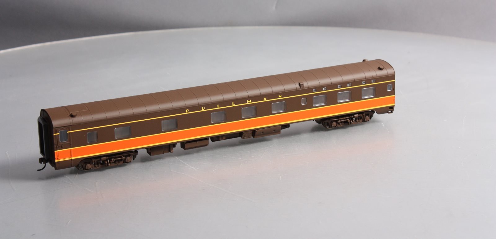 Walthers 932-16723 HO IC 6-6-4 Sleeper Pullman Car
