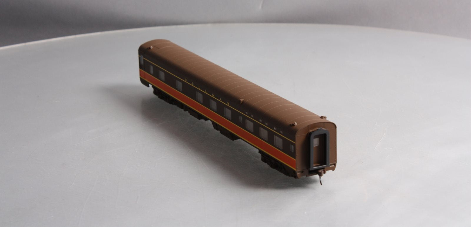 Walthers 932-16723 HO IC 6-6-4 Sleeper Pullman Car