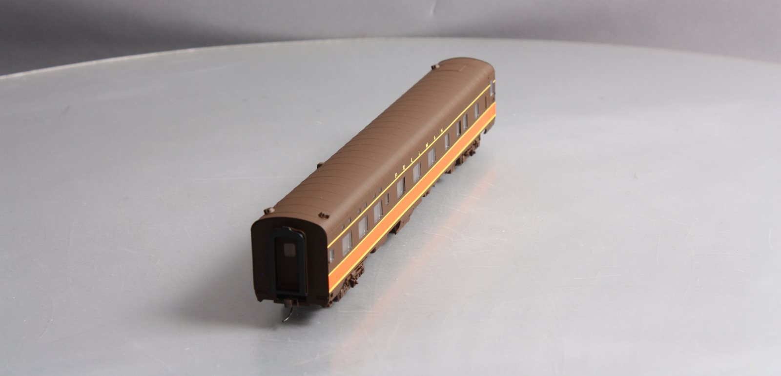 Walthers 932-16723 HO IC 6-6-4 Sleeper Pullman Car
