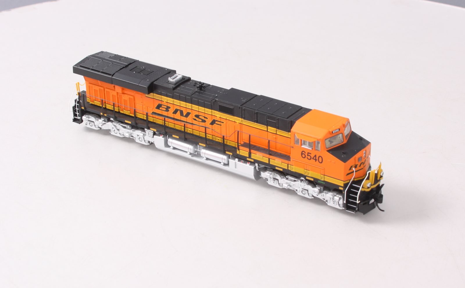 Walthers 910-20186 HO BNSF GE ES44 Diesel Locomotive with Sound & DCC #6540
