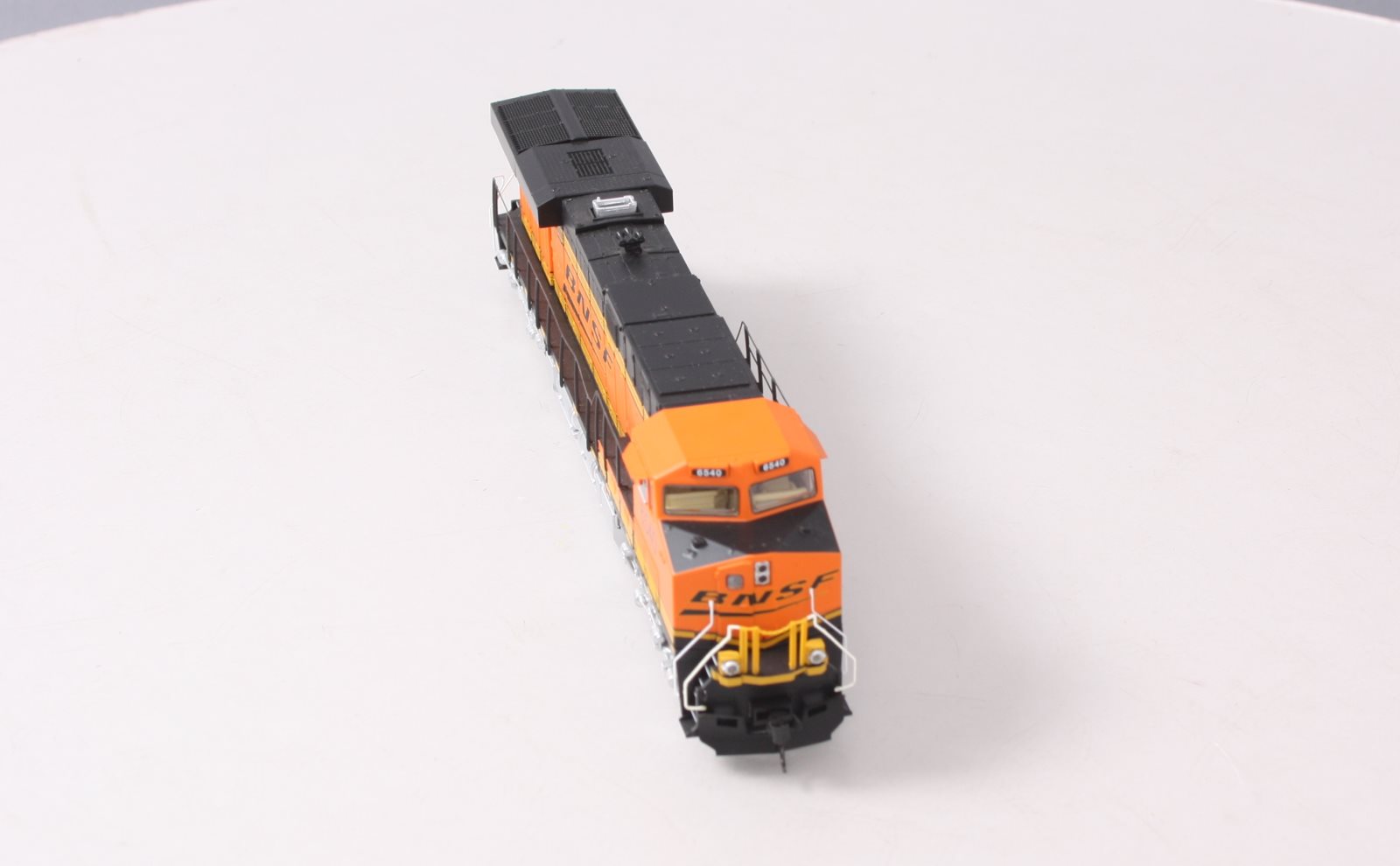 Walthers 910-20186 HO BNSF GE ES44 Diesel Locomotive with Sound & DCC #6540