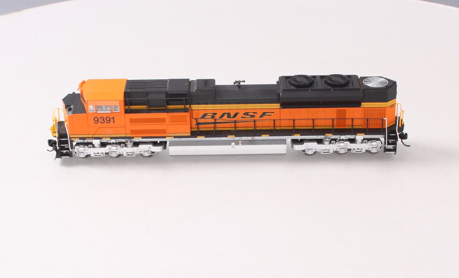 Walthers 910-19846 HO Burlington Northern Santa Fe EMD SD70ACe Diesel Loco #9391