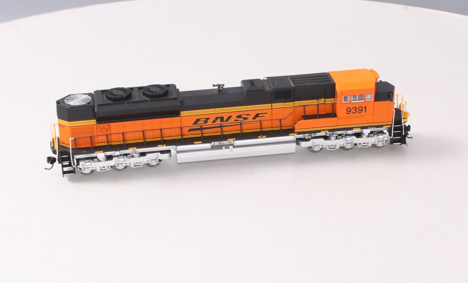 Walthers 910-19846 HO Burlington Northern Santa Fe EMD SD70ACe Diesel Loco #9391
