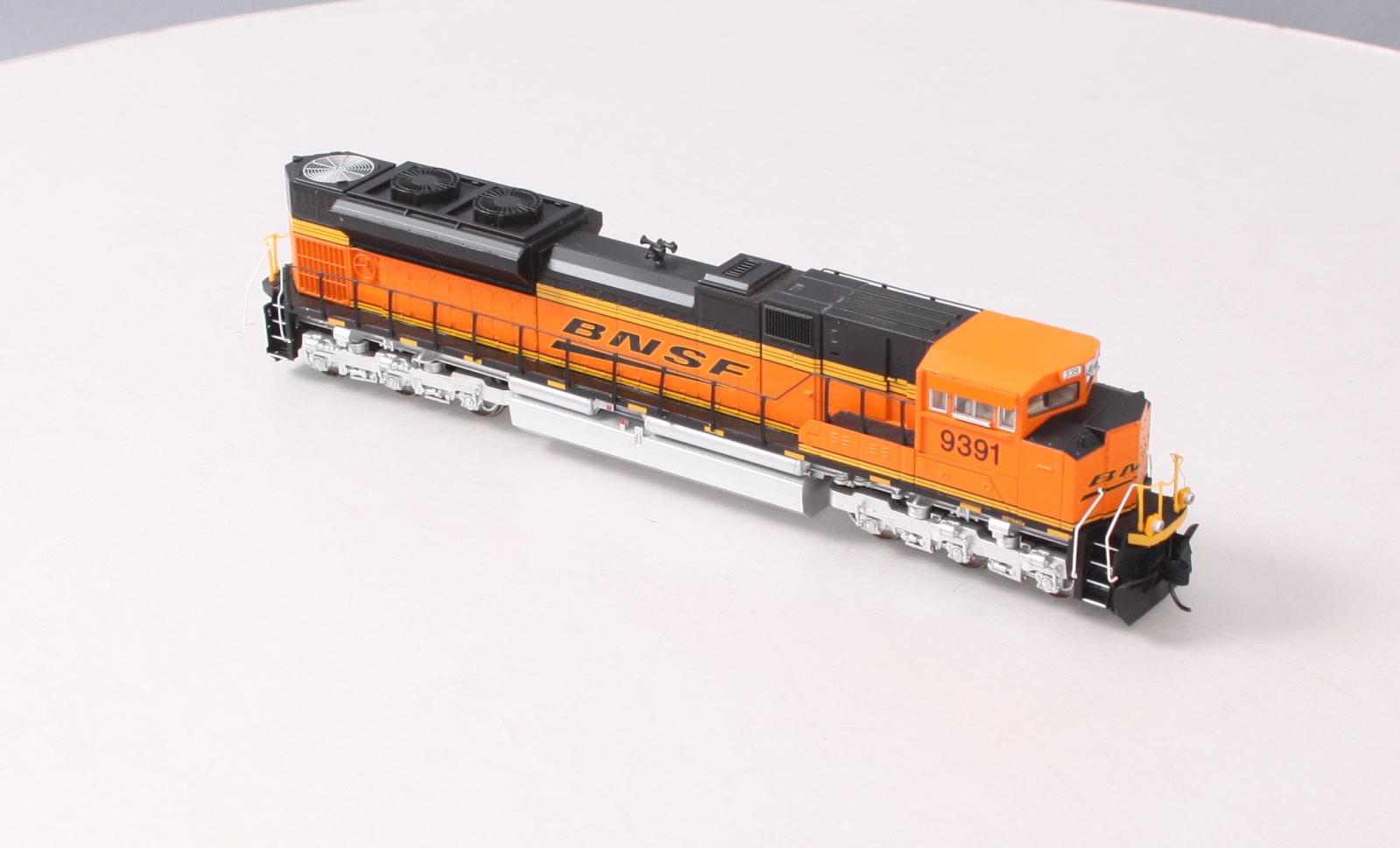 Walthers 910-19846 HO Burlington Northern Santa Fe EMD SD70ACe Diesel Loco #9391