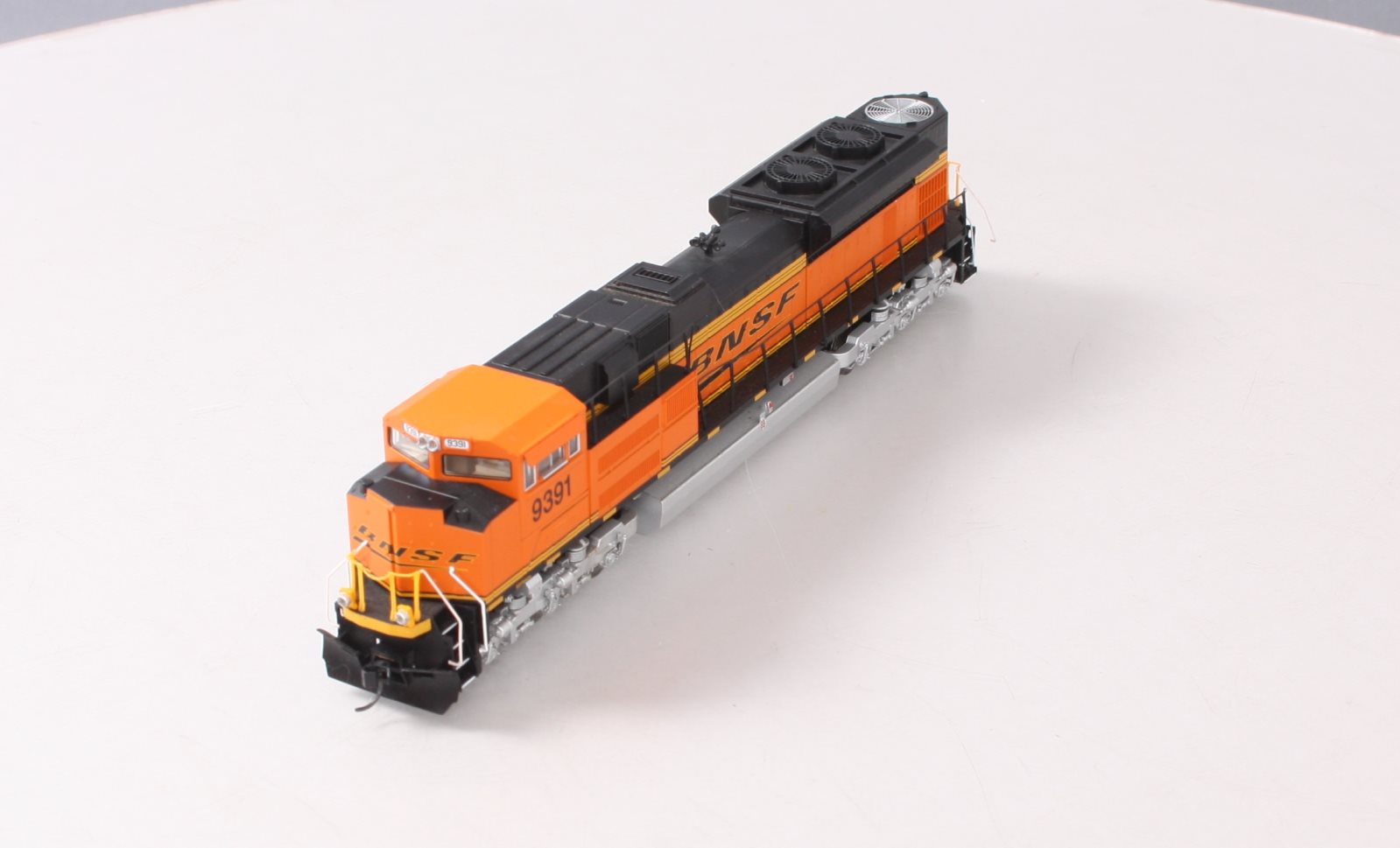 Walthers 910-19846 HO Burlington Northern Santa Fe EMD SD70ACe Diesel Loco #9391