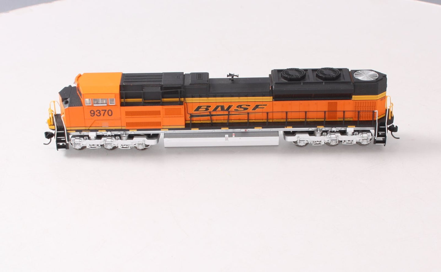 Walthers 910-19845 HO Burlington Northern Santa Fe EMD SD70ACe Diesel Loco #9370