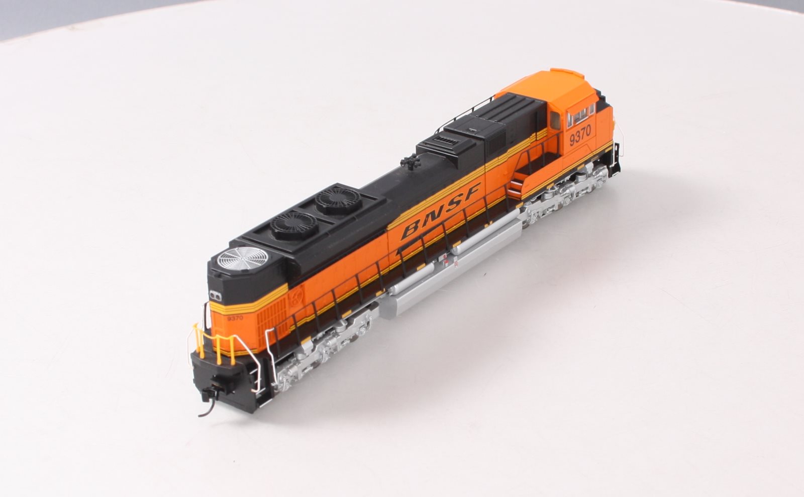 Walthers 910-19845 HO Burlington Northern Santa Fe EMD SD70ACe Diesel Loco #9370