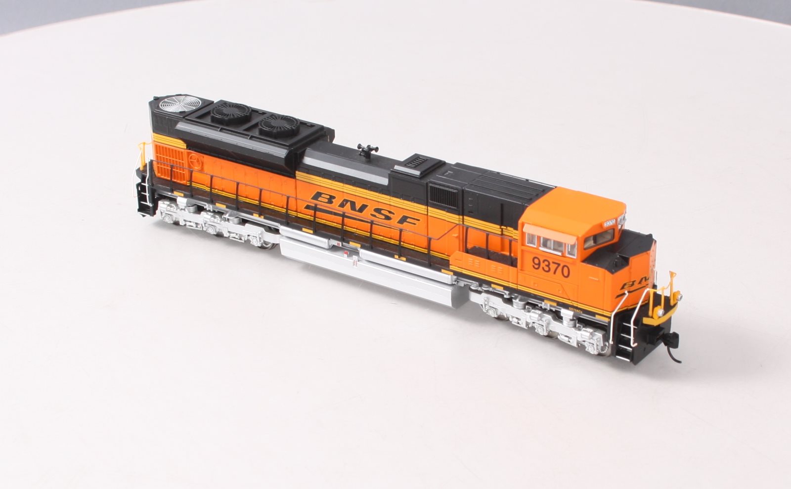 Walthers 910-19845 HO Burlington Northern Santa Fe EMD SD70ACe Diesel Loco #9370