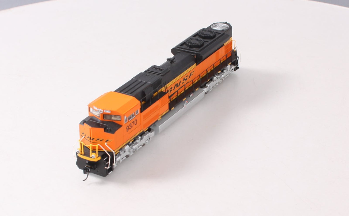 Walthers 910-19845 HO Burlington Northern Santa Fe EMD SD70ACe Diesel Loco #9370